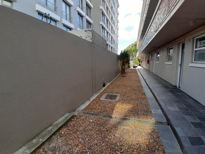 To Let 1 Bedroom Property for Rent in Green Point Western Cape